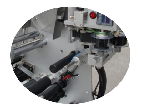 ເຄື່ອງຈັກຜະລິດປ້າຍຂວດຂະ ໜາດ ນ້ອຍ 10ml ພ້ອມກາຕິດປ້າຍຕິດປ້າຍສອງຊັ້ນໃບຢັ້ງຢືນ