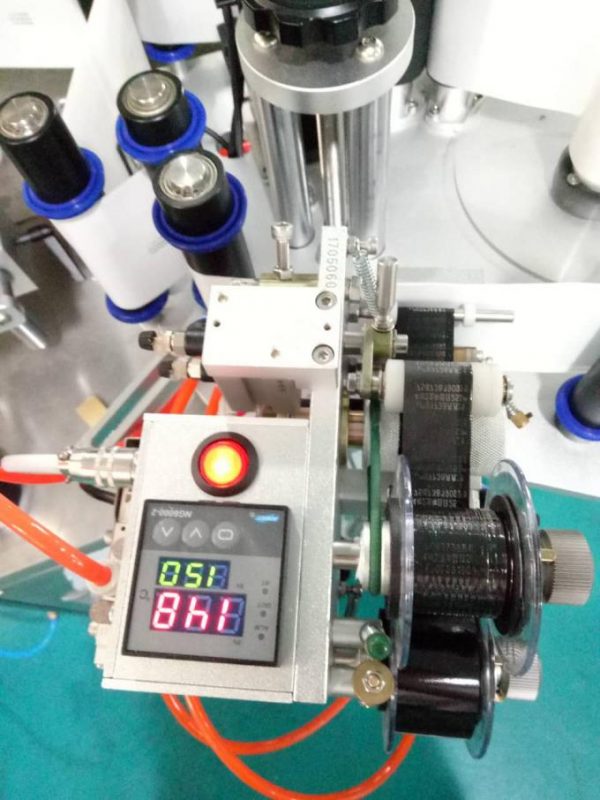 ເຄື່ອງປ້າຍຕິດປ້າຍລົດຂ້າງຄຽງ Doubel Side Sticker ອັດຕະໂນມັດດ້ວຍອຸປະກອນສົ່ງຂໍ້ຄວາມແລະເຄື່ອງລະຫັດ