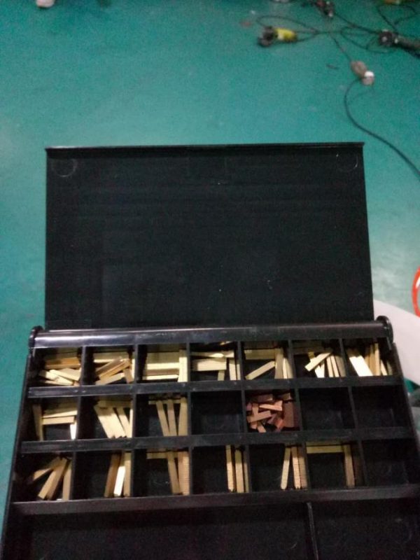 ເຄື່ອງປ້າຍຕິດປ້າຍລົດຂ້າງຄຽງ Doubel Side Sticker ອັດຕະໂນມັດດ້ວຍອຸປະກອນສົ່ງຂໍ້ຄວາມແລະເຄື່ອງລະຫັດ