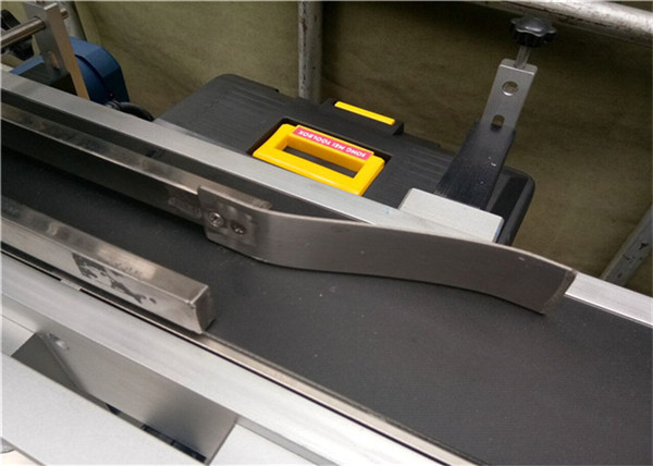 ເຄື່ອງປ້ອນອັດຕະໂນມັດ Top Labeling Machine Sticker / self adhesvie ປະເພດປ້າຍ
