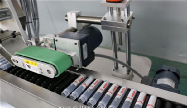 ເຄື່ອງຕິດສະຕິກເກີ້ Servo Motor Vial Sticker ເຄື່ອງຈັກອັດຕະໂນມັດທໍ່ Ampoule