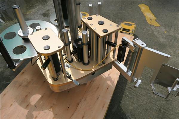 ເຄື່ອງປ້າຍສະຕິກເກີ້ ໝູນ ວຽນຄວາມໄວສູງດ້ວຍ ໜ້າ ທີ່ ໝູນ ວຽນ