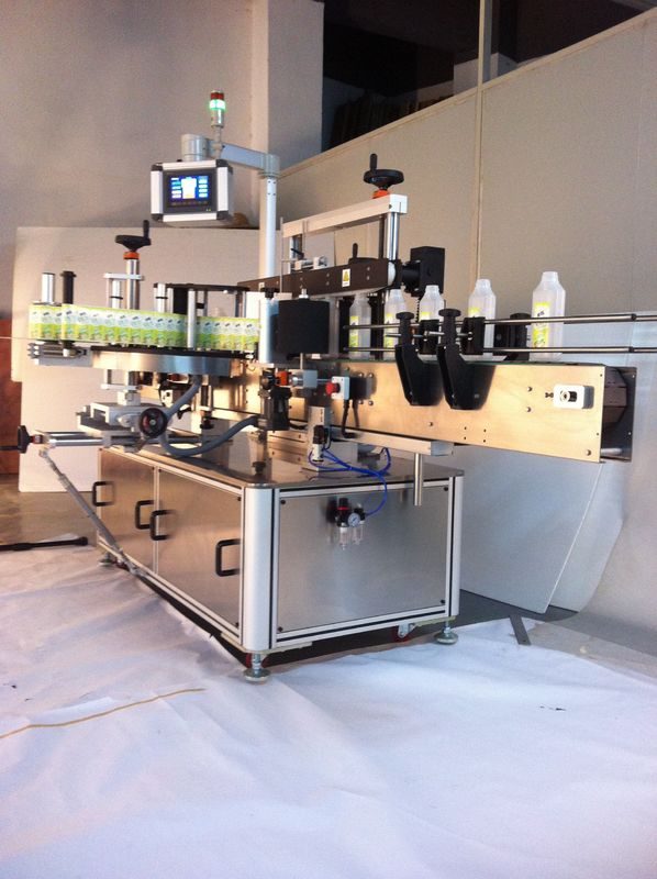 ປະເທດຈີນດື່ມເຄື່ອງຈັກຜະລິດຕະພັນໃສ່ຂວດ Square ເຄື່ອງເຮັດປ້າຍສະຕິກເກີ້ຄູ່ຜູ້ສະ ໜອງ ປ້າຍ