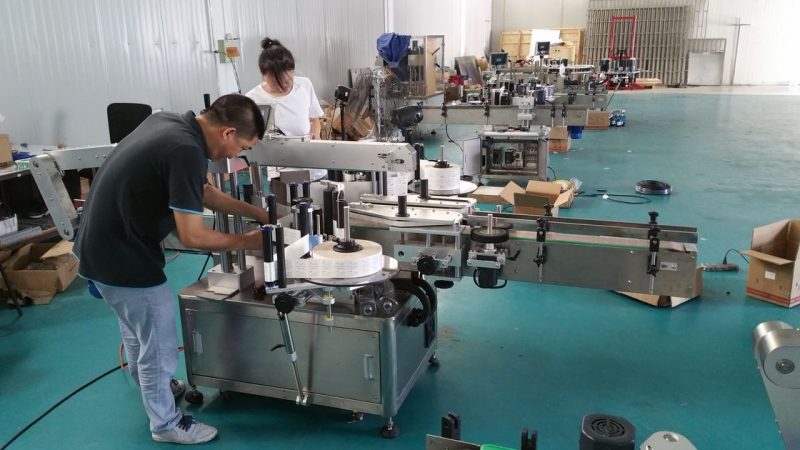 ເຄື່ອງຈັກຜະລິດຂວດນ້ ຳ ທີ່ຈີນ ກຳ ຫນົດເອງ, ເຄື່ອງຈັກຕິດປ້າຍເບັນອັດຕະໂນມັດ ສຳ ລັບຜູ້ສະ ໜອງ ສອງຂ້າງ