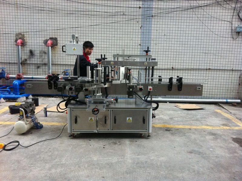 ເຄື່ອງຈັກຜະລິດຕະພັນຂວດຮອບຂວດອັດຕະໂນມັດແບບເຕັມອັດຕະໂນມັດ ສຳ ລັບຜູ້ສະ ໜອງ ດ້ານ ໜ້າ ແລະດ້ານຫຼັງຂວດສັດລ້ຽງ